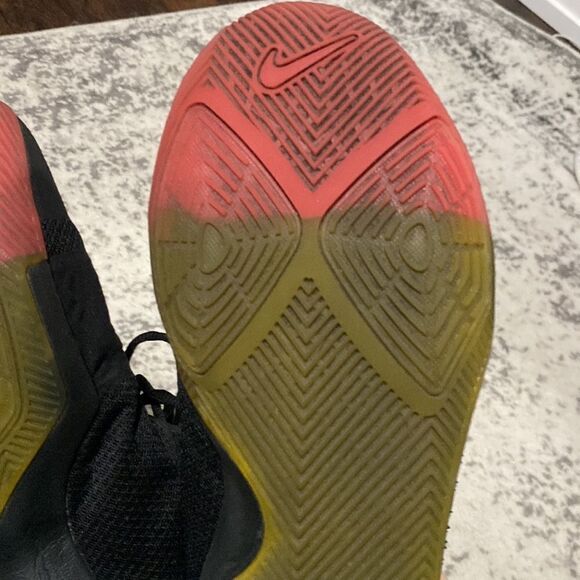 Kyrie 3 Black Gradient Rainbow size 11 in EUC rainbow soles great condition - Picture 11 of 12